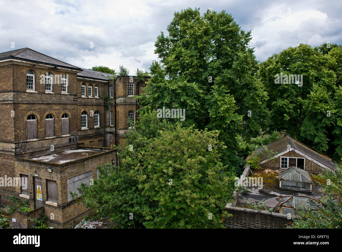 Aussenansicht Bild zeigt ein Teil des geschlossenen St Clements Krankenhauses im Londoner East End vor der großen Sanierung. Stockfoto