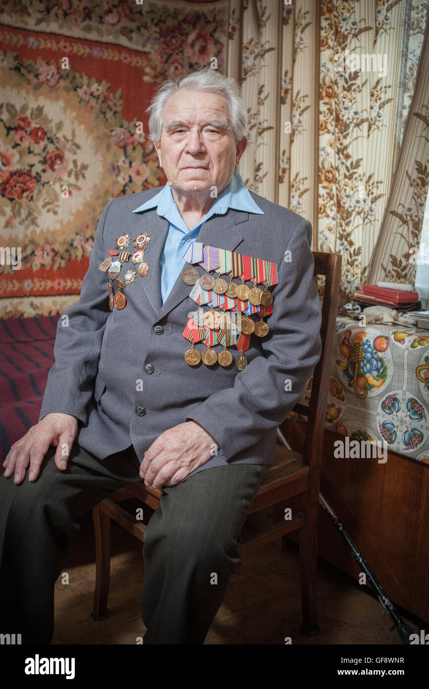 Porträt von ein Kriegsveteran, ältere Menschen, die dem zweiten Weltkrieg vergangen die schreckliche Erfahrung, Jahre der Not Stockfoto