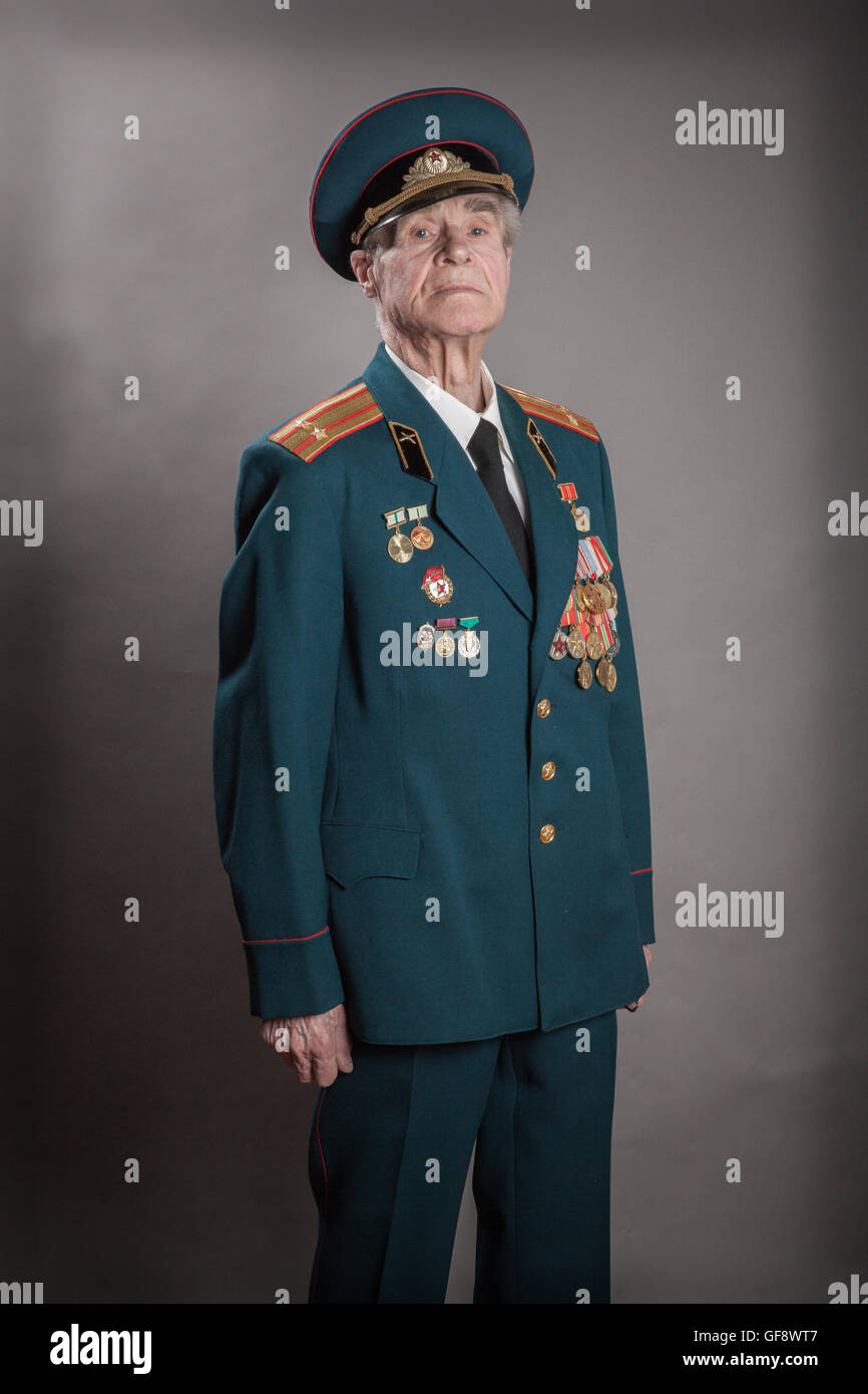 Porträt von ein Kriegsveteran, ältere Menschen, die dem zweiten Weltkrieg vergangen die schreckliche Erfahrung, Jahre der Not Stockfoto