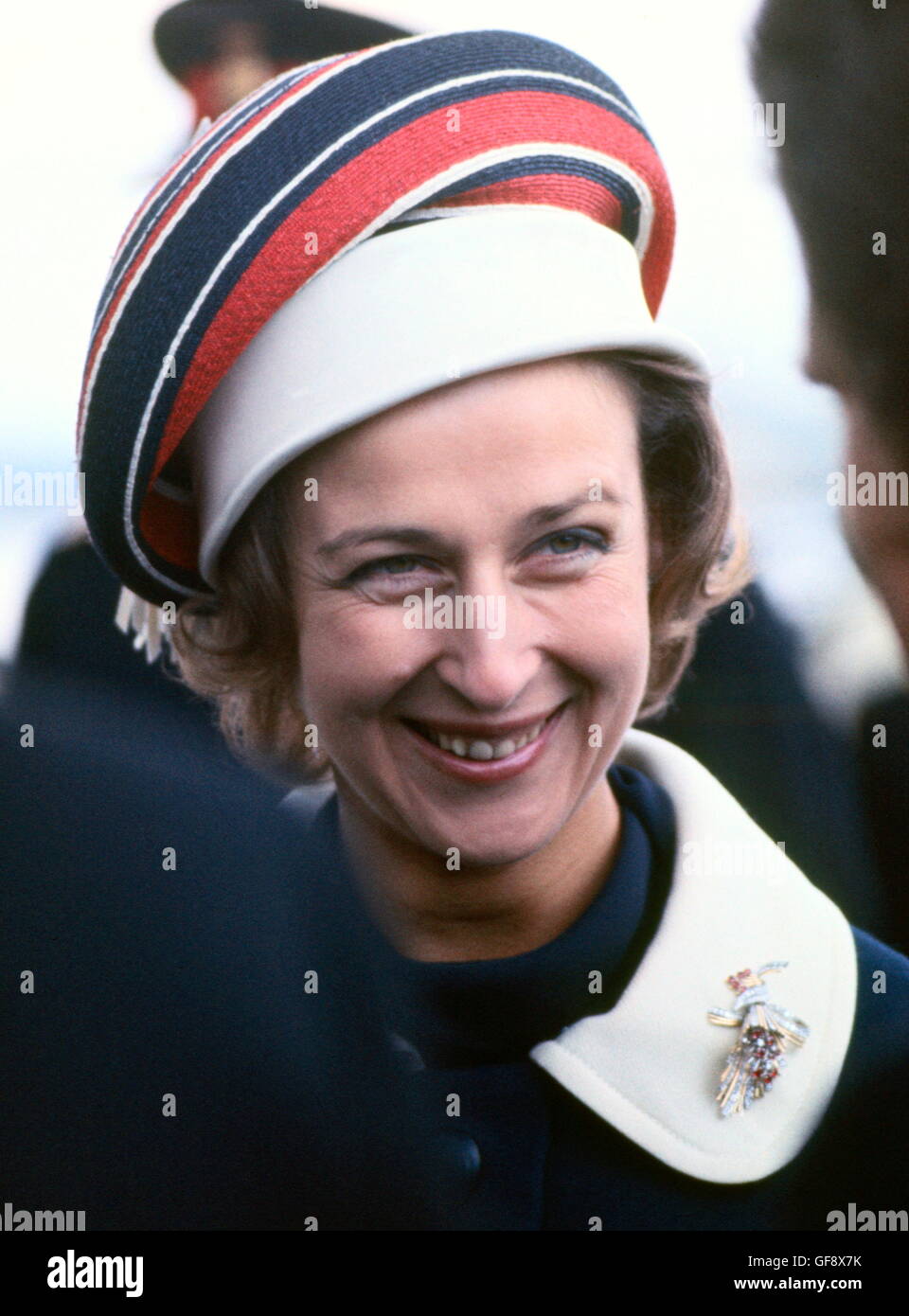 AJAXNETPHOTO. 27. APRIL 1970. GOSPORT, ENGLAND. -PRINZESSIN NAMEN YACHT - HRH PRINZESSIN ALEXANDRA, DIE HONOURABLE LADY OGILVY, PLAUDERT MIT DEN MITGLIEDERN DER BESATZUNG DER YACHT LUTINE BEI DER WERFT, WO SIE DIE YACHT FOTO: JONATHAN NANNTE, EASTLAND/AJAX REF: 907698 (C357008) Stockfoto