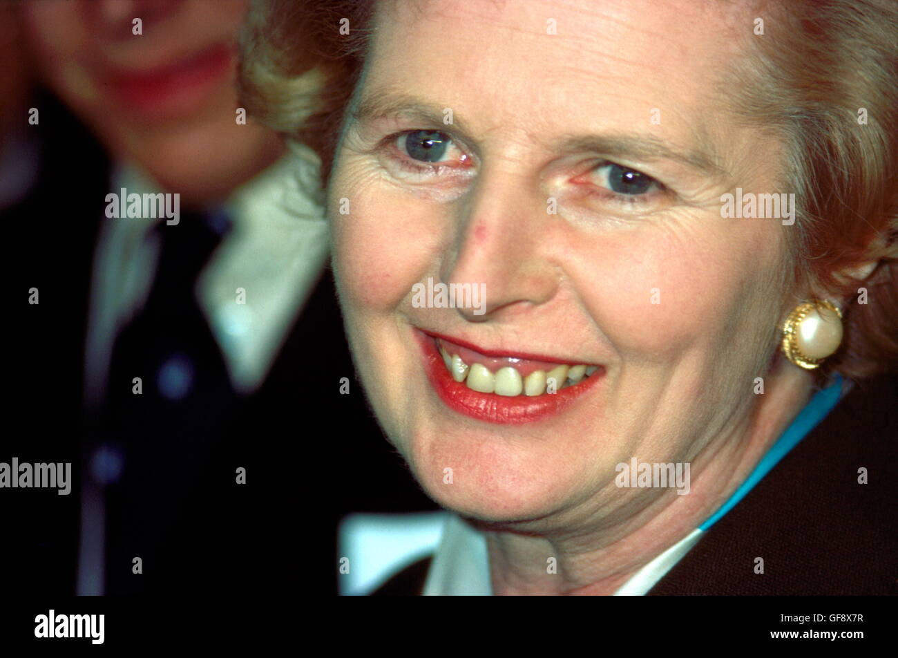 AJAXNETPHOTO. 11. FEBRUAR 1977. PORTSMOUTH, ENGLAND. FÜHRER DER OPPOSITION MP MARGARET THATCHERS AUF EINER TOUR VON HMS BLAKE AUF DEM MARINESTÜTZPUNKT. FOTO: JONATHAN EASTLAND/AJAX REF: 842205 Stockfoto