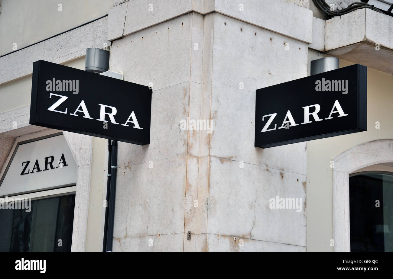 Lissabon, Portugal - 25. Dezember 2013: Zara Shop Zeichen auf das graue  Gebäude auf Agusta Straße in Baixa Viertel von Lissabon auf Umrech  Stockfotografie - Alamy