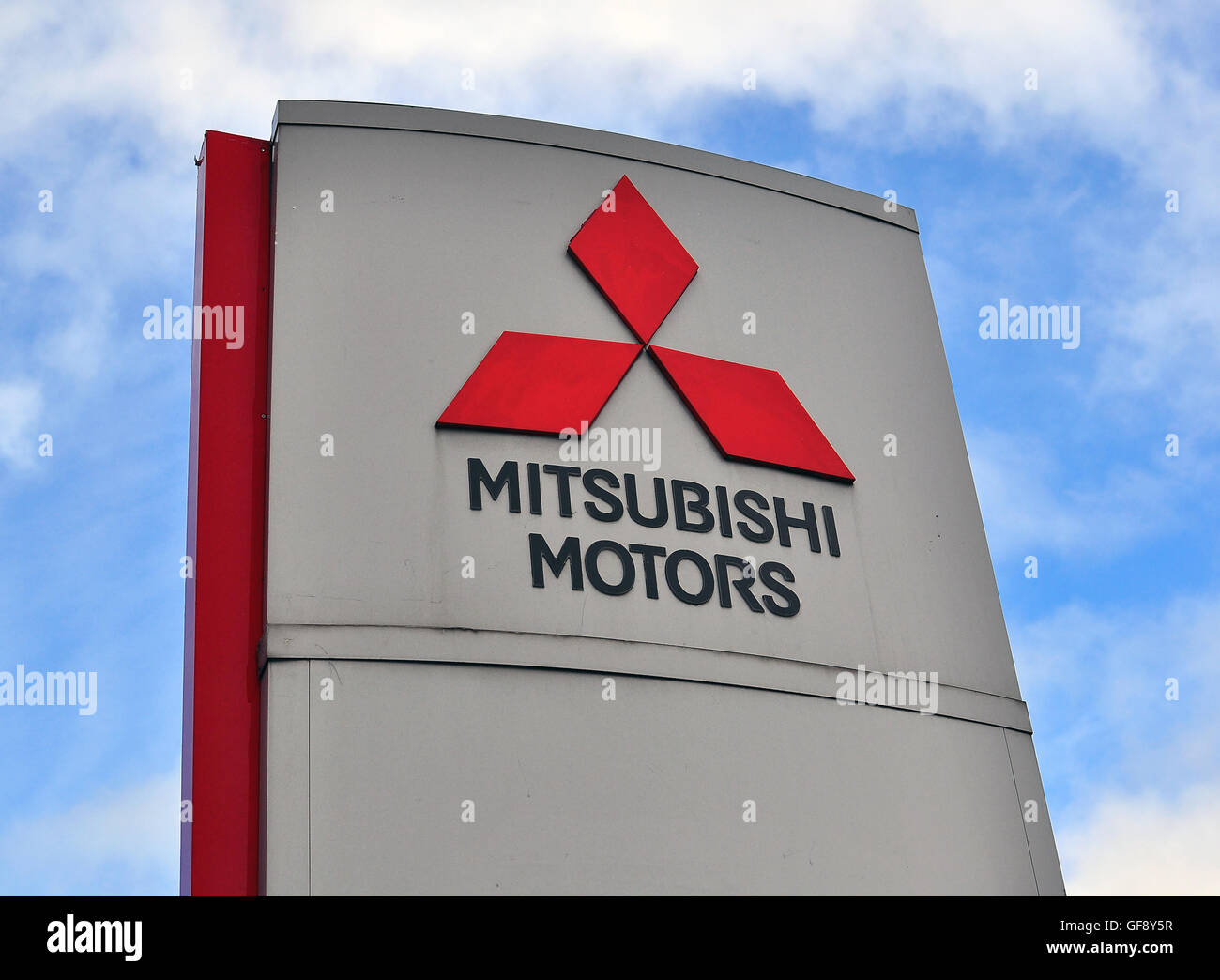 Moskau, Russland - 10. Oktober 2015: Logo von Mitsubishi Motors Company am 10. Oktober 2015. Mitsubishi Motors ist die Japaner Stockfoto