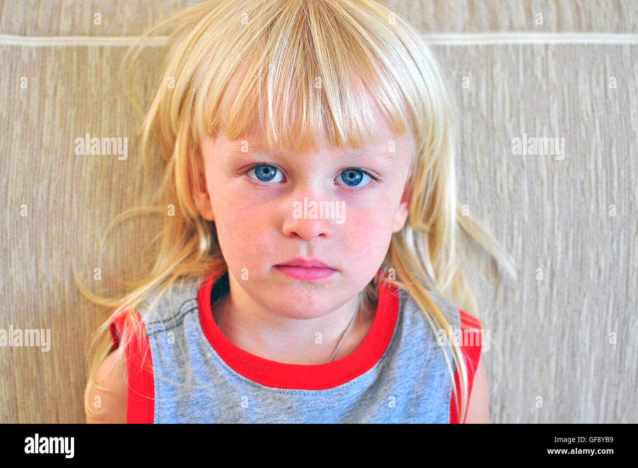 Portrait eines kleinen Jungen mit blonden Haaren und blauen Augen Stockfoto