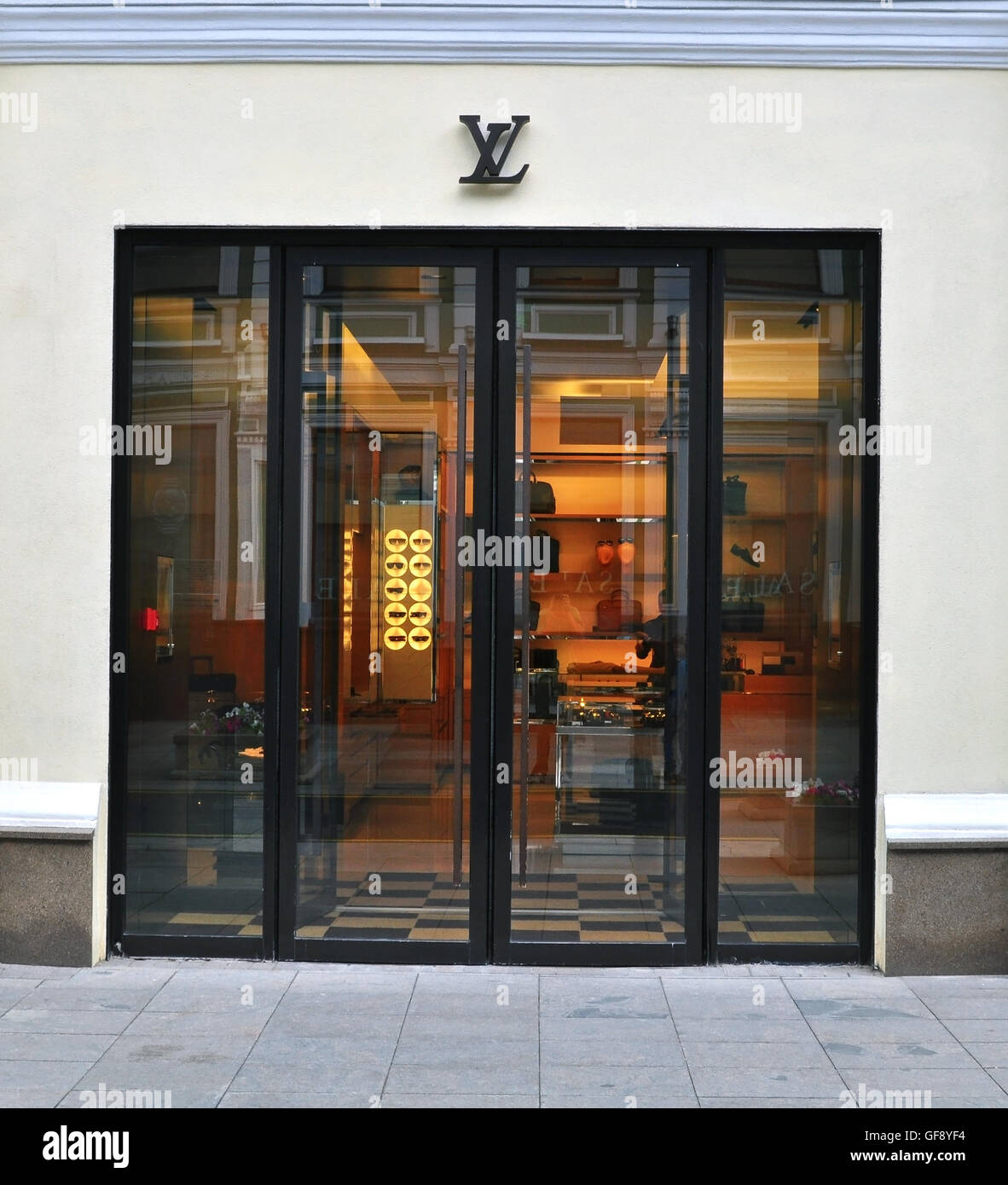 Schöner Laden Louis Vuitton, Vitrine Mit Kleidung. Moskau. 01.11