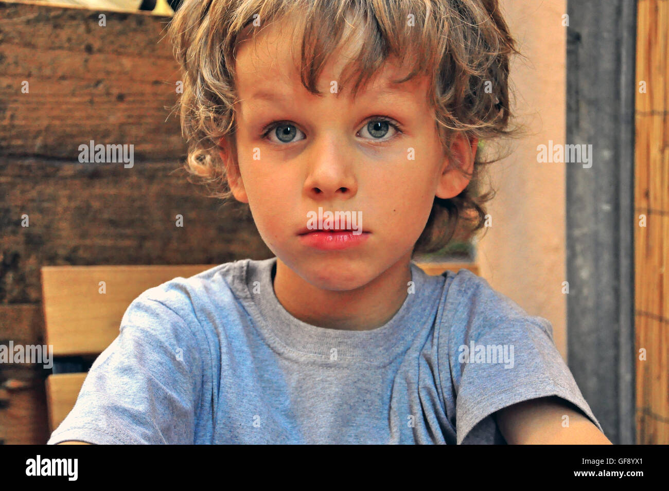 Kleine niedliche Junge mit großen Augen geöffnet Stockfoto