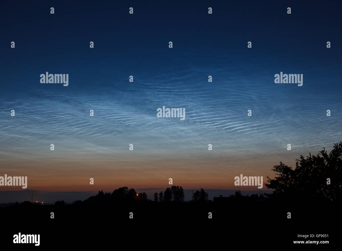 Nacht-Wolken oder nachtleuchtenden Stockfoto