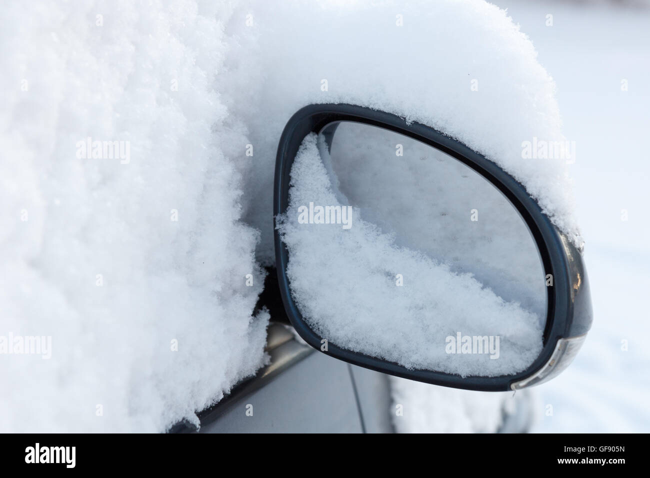 Autospiegel mit Schnee Stockfoto