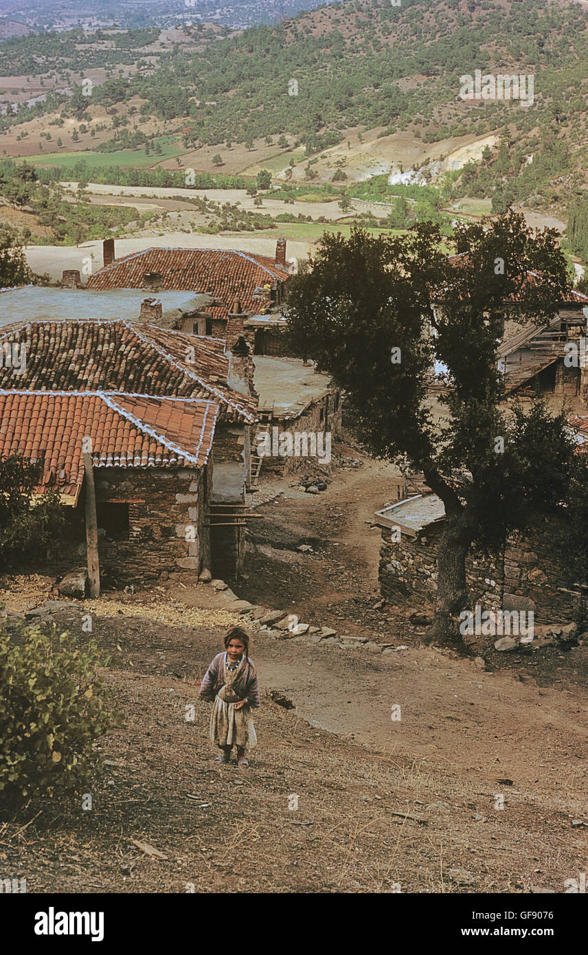 Häuser und kleine Mädchen Çiftlikdere turkmenischen Dorf außerhalb von Çanakkale Türkei 680904 029 Stockfoto