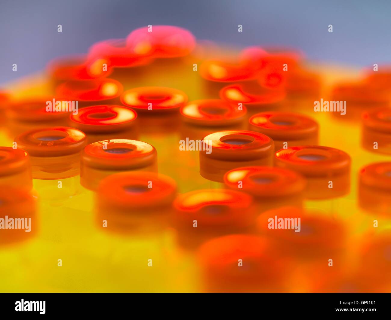 EIGENTUM FREIGEGEBEN. Reihen von Proben-DNA (Desoxyribonukleinsäure) in einem Labor getestet werden. Stockfoto