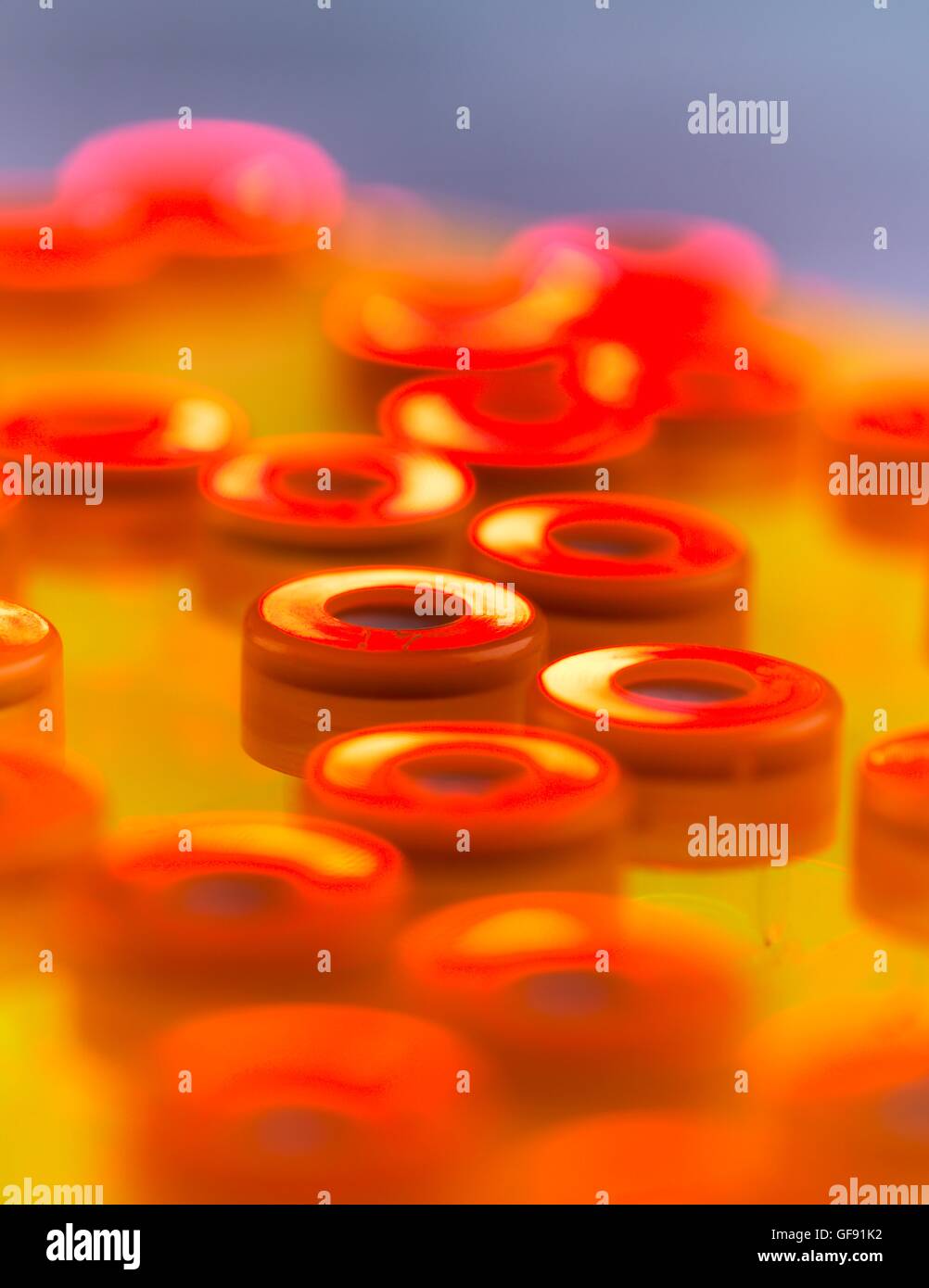 EIGENTUM FREIGEGEBEN. Reihen von Proben-DNA (Desoxyribonukleinsäure) in einem Labor getestet werden. Stockfoto