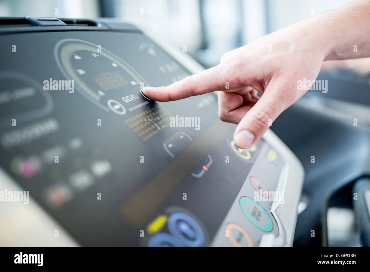 EIGENTUM FREIGEGEBEN. Mann schob Bedienfeldtaste Übung Maschine, close-up. Stockfoto