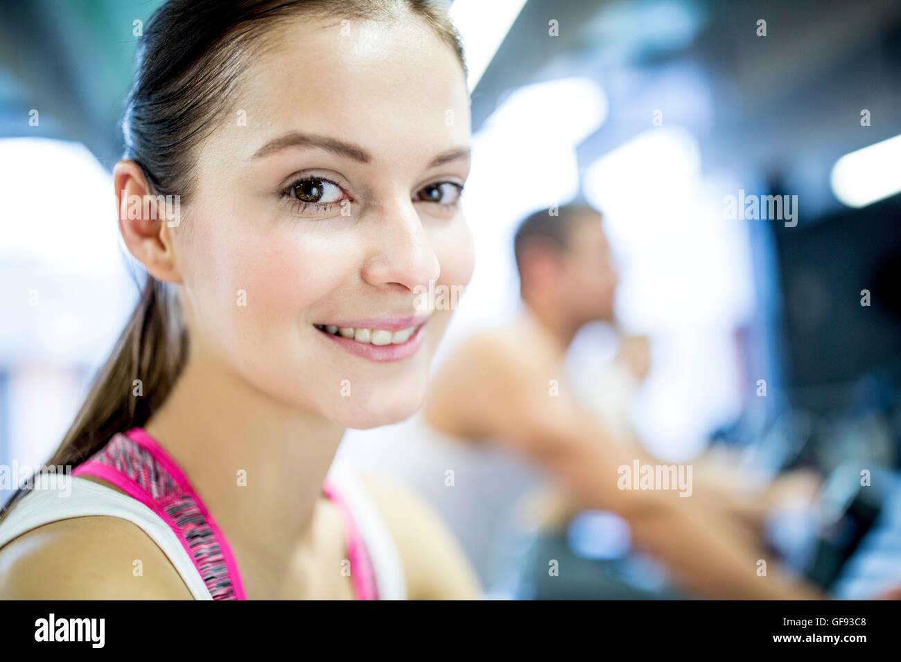 EIGENTUM FREIGEGEBEN. -MODELL VERÖFFENTLICHT. Porträt der lächelnde junge Frau, close-up. Stockfoto