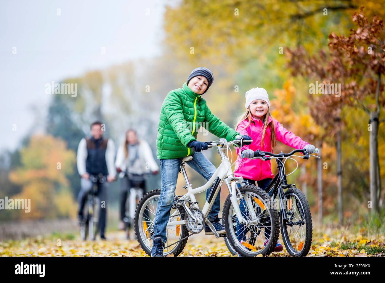 -MODELL VERÖFFENTLICHT. Radfahren im Herbst, Geschwister Porträt. Stockfoto