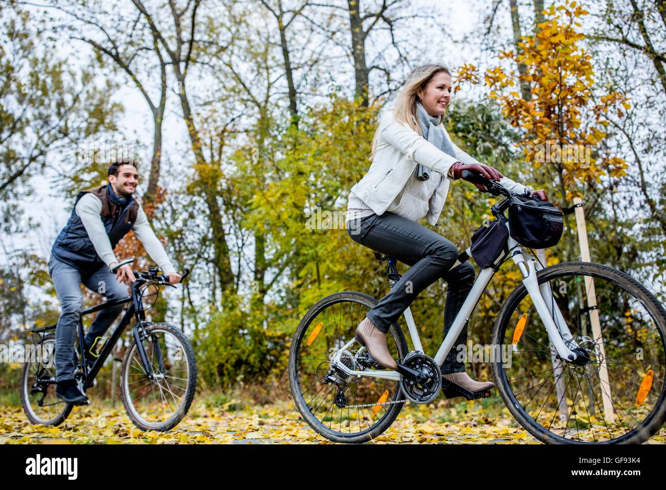 -MODELL VERÖFFENTLICHT. Porträt des jungen Paares Radfahren zusammen. Stockfoto