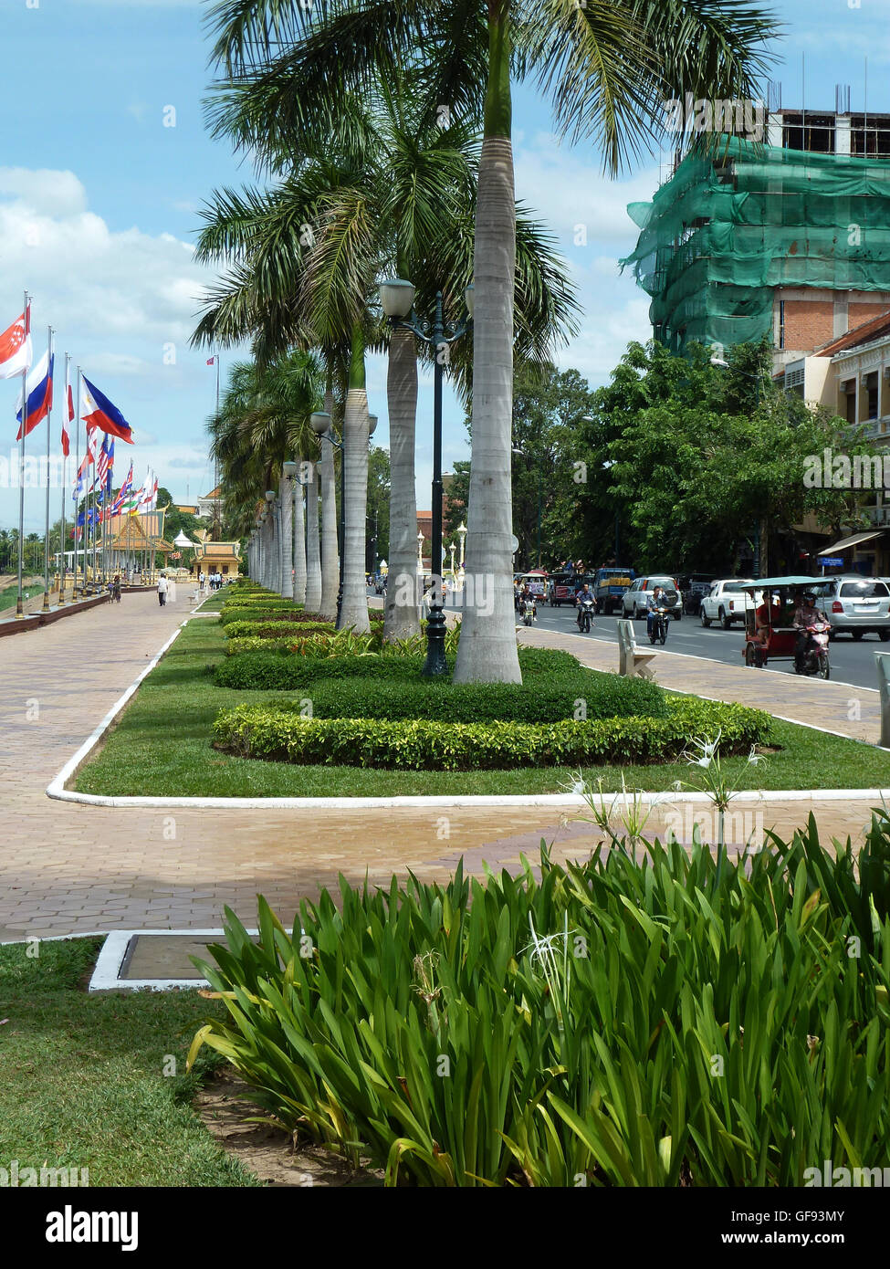 An den Ufern des Mekong, der Hauptpromenade in Phnom Penh, wunderschönen Gärten und Hotels und Restaurants gesäumte Hauptstraße Stockfoto