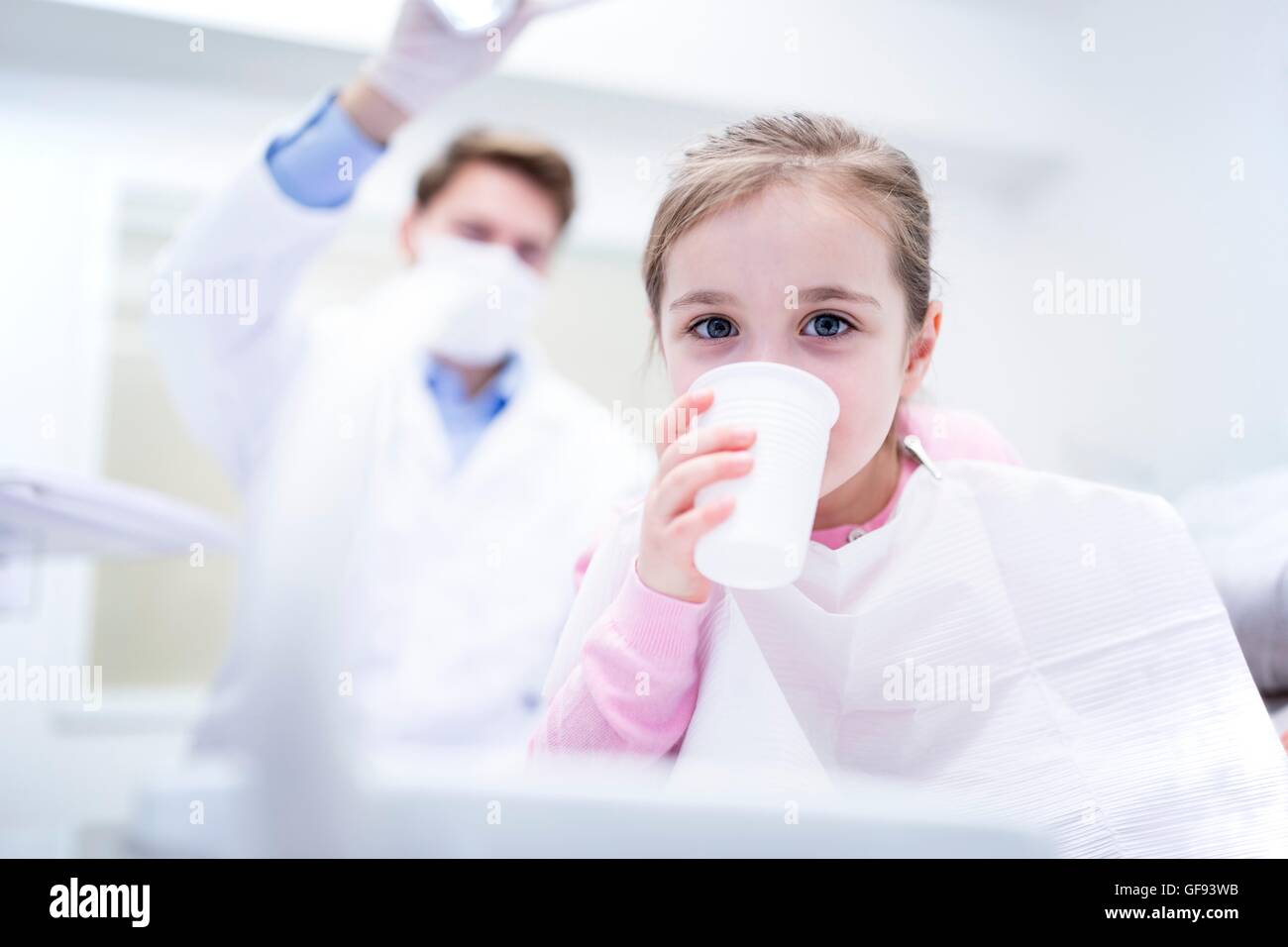 -MODELL VERÖFFENTLICHT. Porträt von Mädchen Trinkwasser in Klinik. Stockfoto