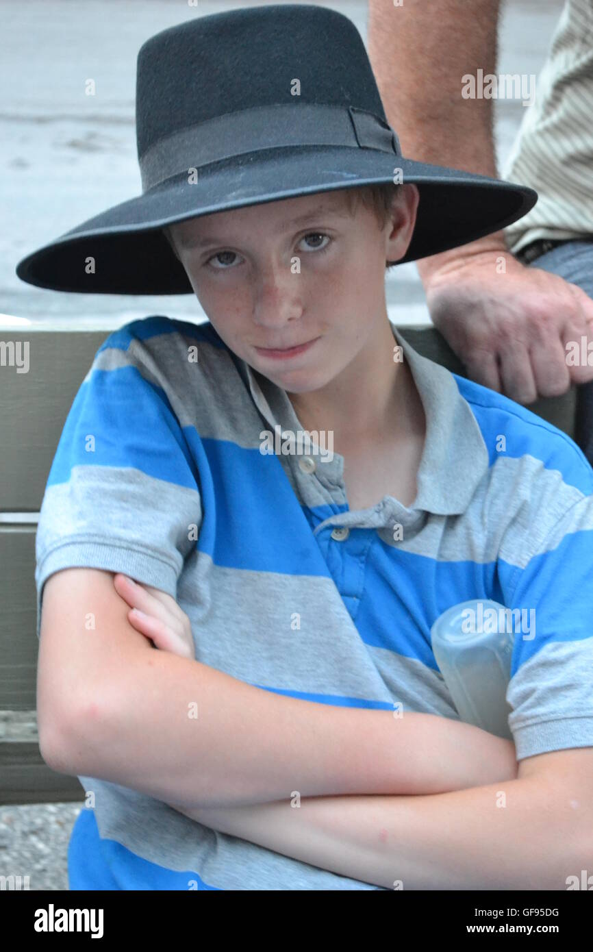Junge mit Pionier Hut Stockfoto