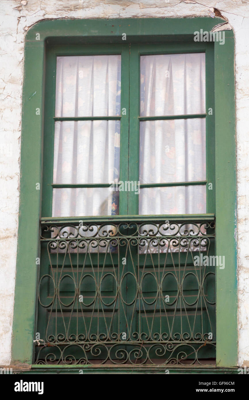 alte Holzfenster in einer Fassade Stockfoto