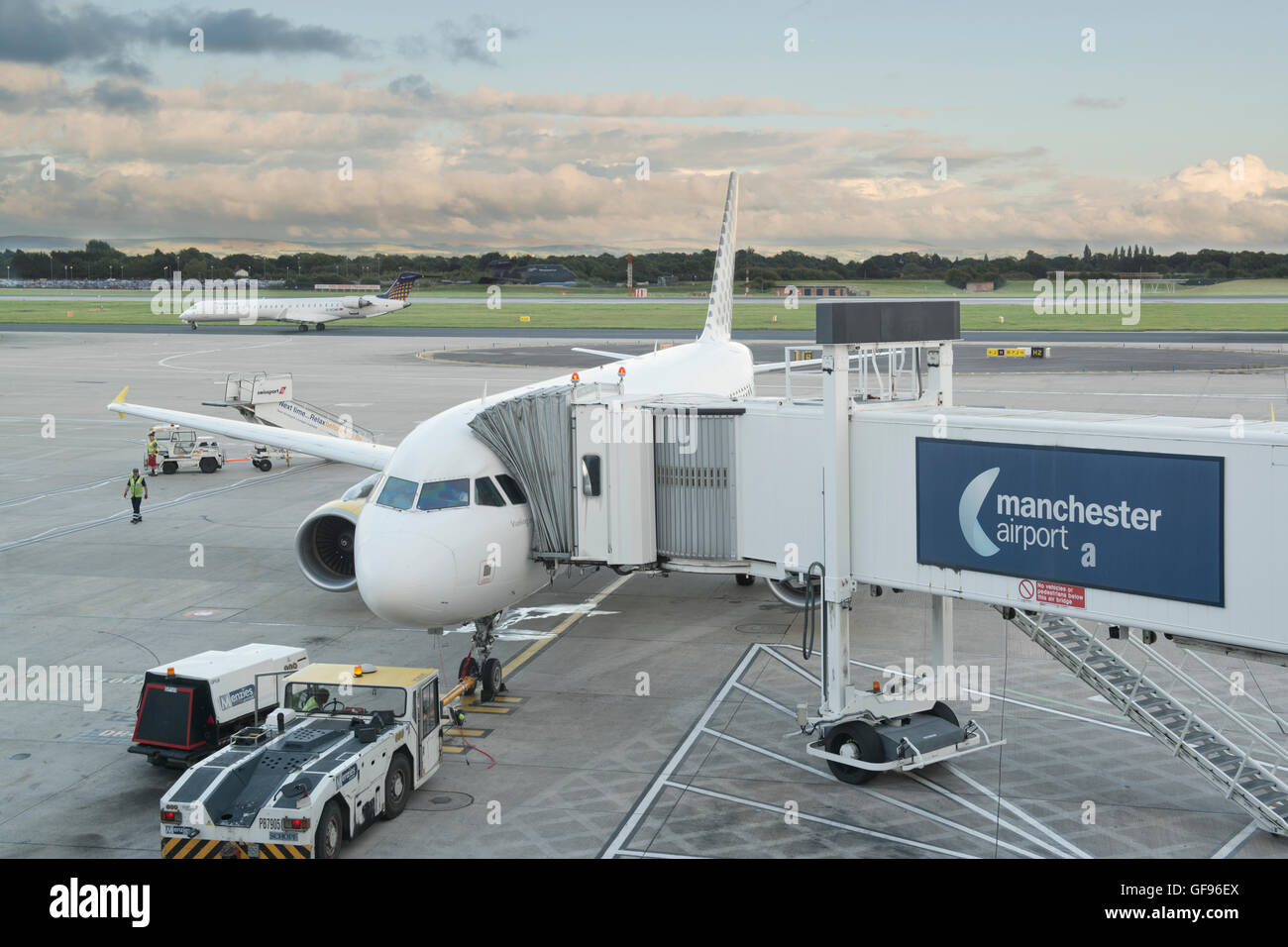 Ein Flugzeug ist Briefpapier auf dem Vorfeld des Manchester Flughafens während Passagiere Board und Gepäck (nur zur redaktionellen Verwendung) geladen wird. Stockfoto