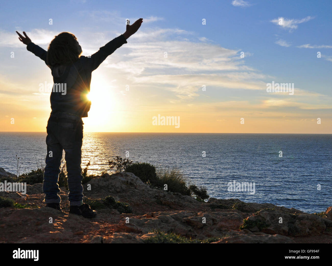 Silhouette eines jungen auf dem sunset Stockfoto