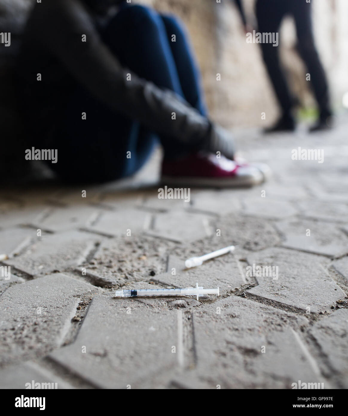 Nahaufnahme von Drogenabhängigen und Drogen Spritzen auf Boden Stockfoto