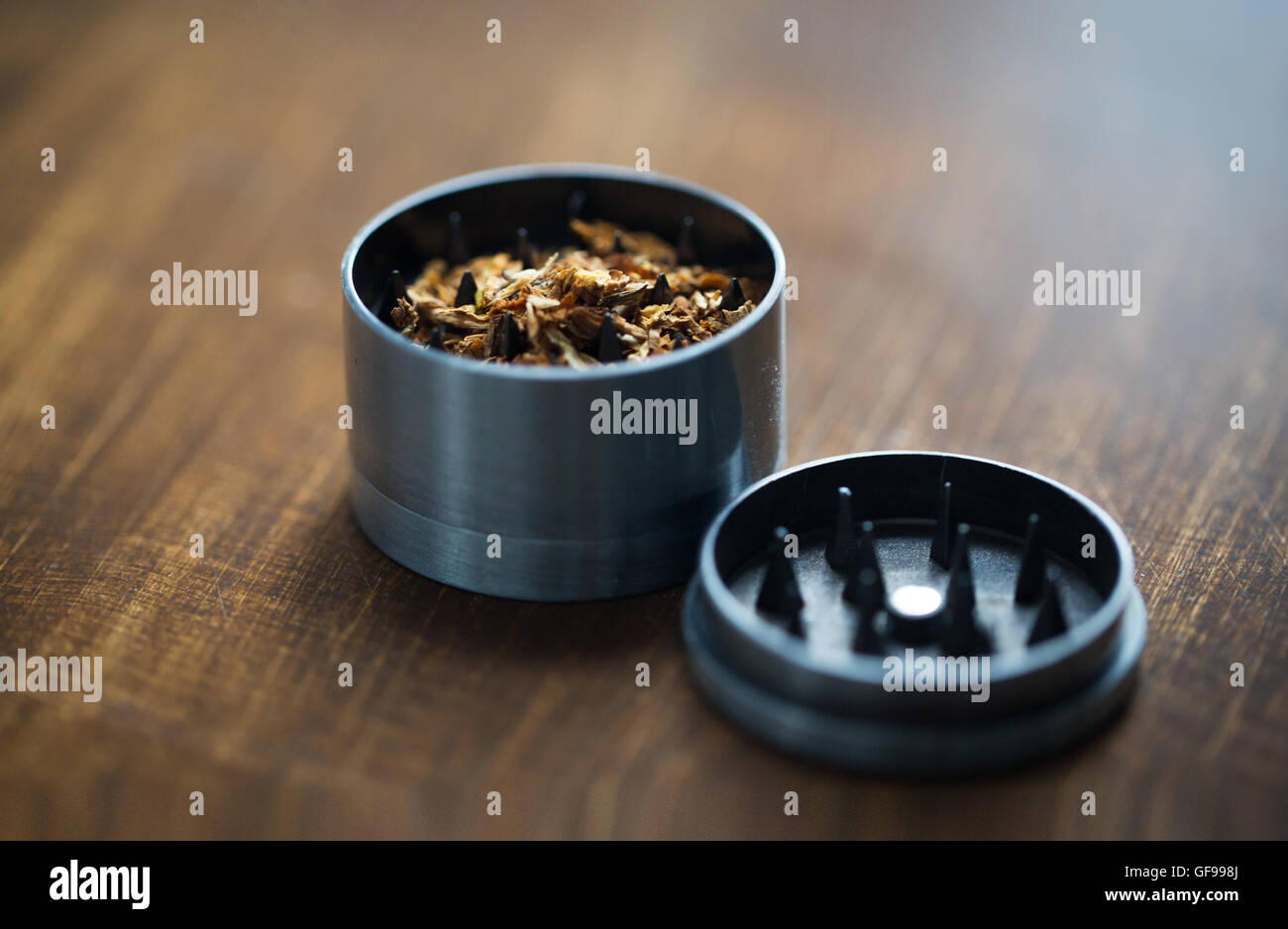 Nahaufnahme von Marihuana oder Tabak und Herb grinder Stockfoto