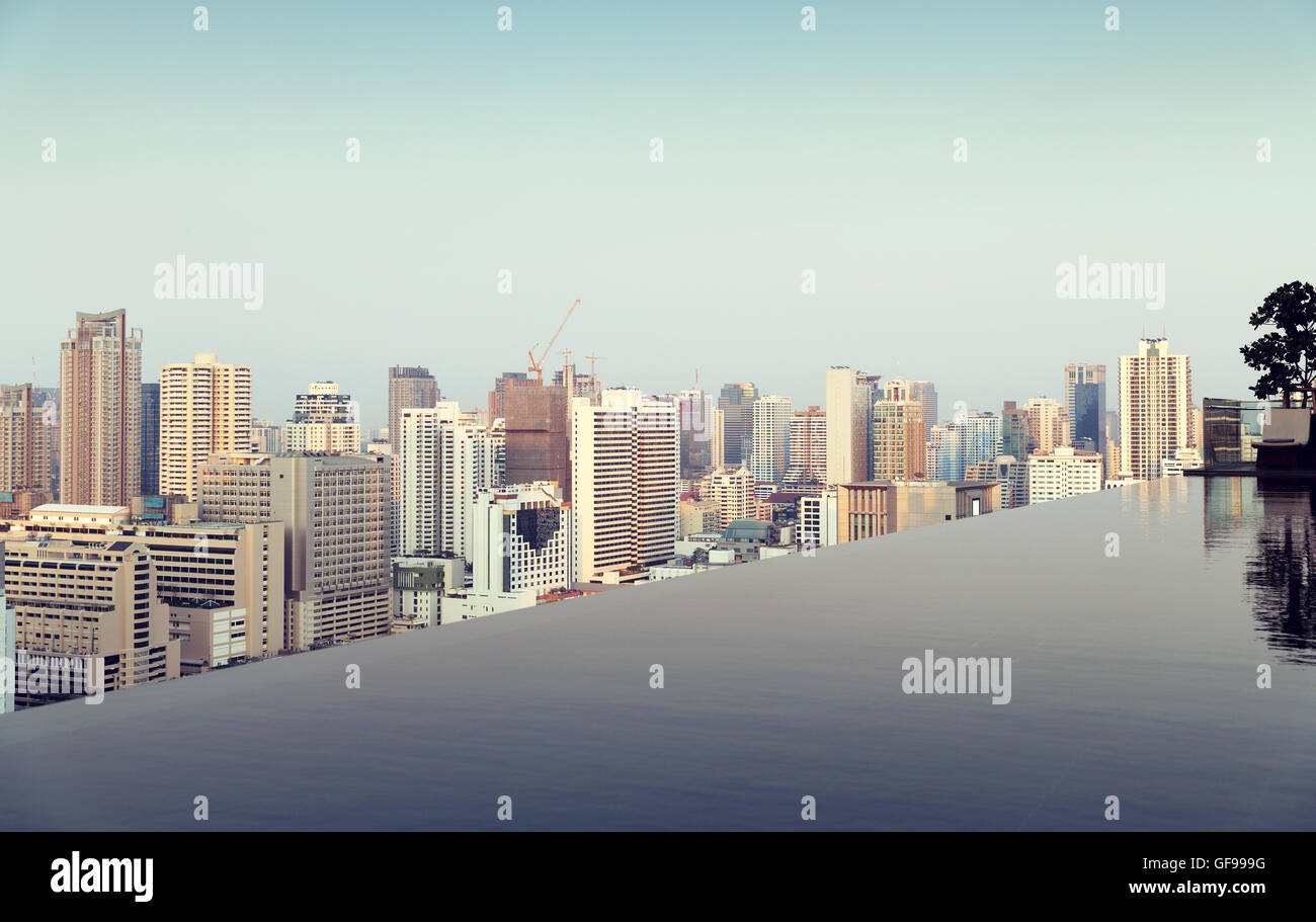 Blick vom Infinity Edge-Pool nach Bangkok city Stockfoto