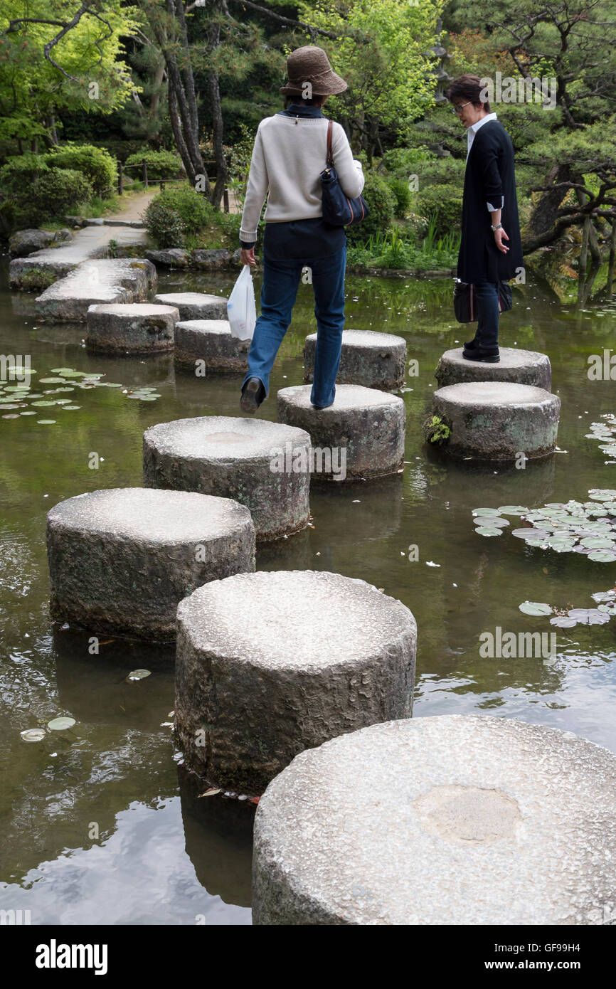 Trittsteine im Teich im Garten des Heian Jingu Schrein, Kyoto, Japan