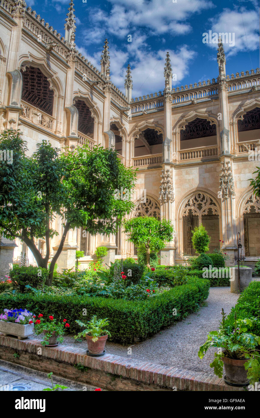 HDR die Gärten in den Kreuzgang des Klosters von San Juan de Los Reyes in Toledo Spanien Stockfoto