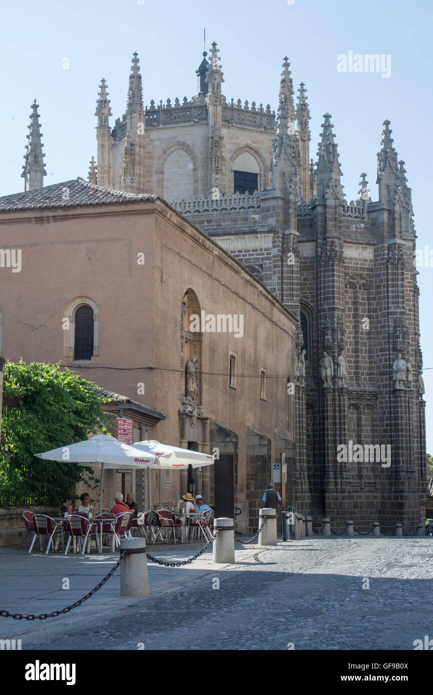 Cafe außerhalb des Klosters von San Juan de los Reyes in Toledo, Spanien Stockfoto
