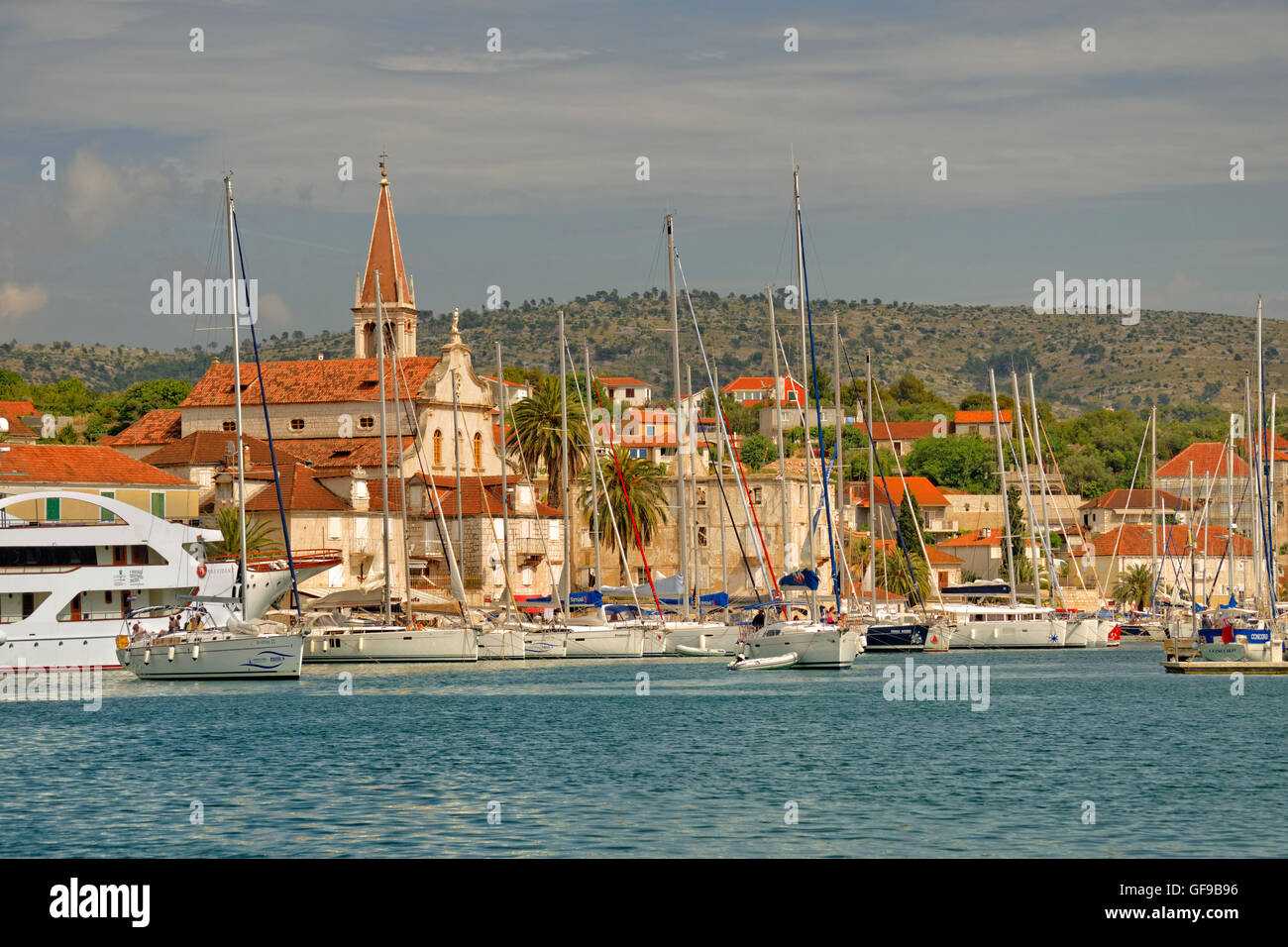 Fahrtenyachten Liegeplätze in der Stadt Milna auf der Insel Brac in Kroatien. Stockfoto