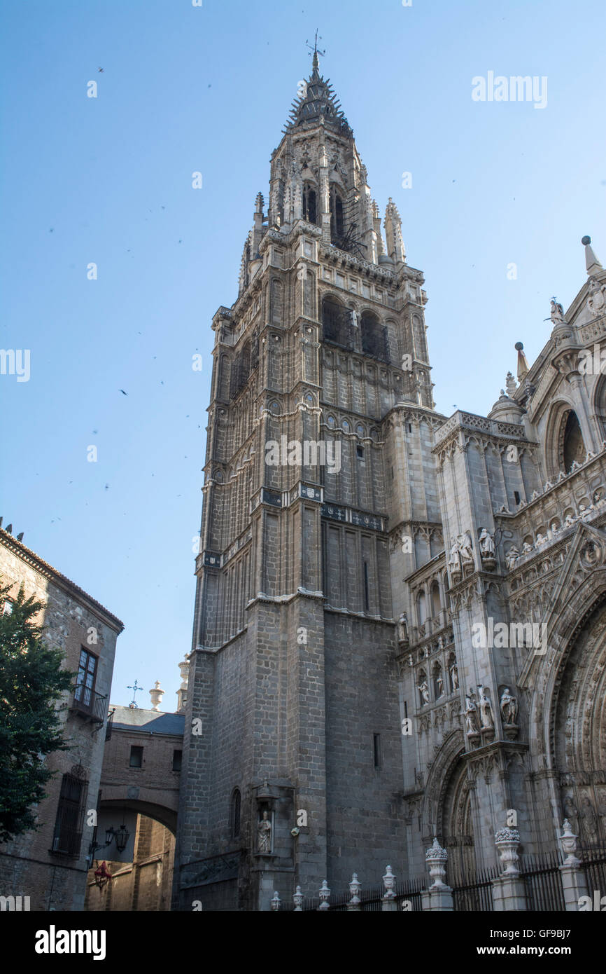 Glockenturm und die Fassade der Kathedrale der Heiligen Maria von Toledo, Spanien Stockfoto