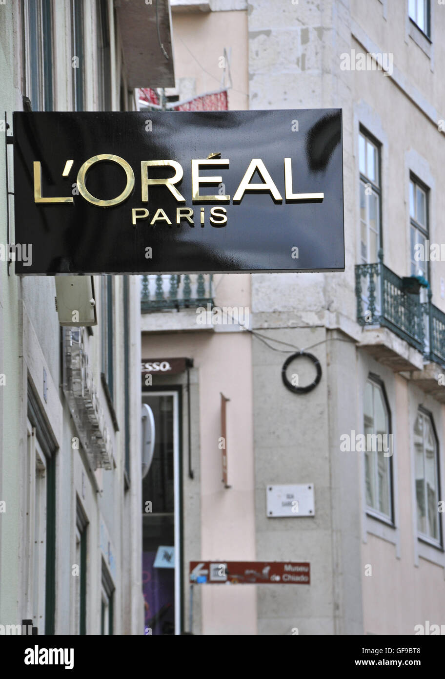 Lissabon, PORTUGAL - NOVEMBER 22: Der 1. weltweit Boutique L'Oreal im Viertel Baixa in Lissabon am 22. November 2013. Stockfoto