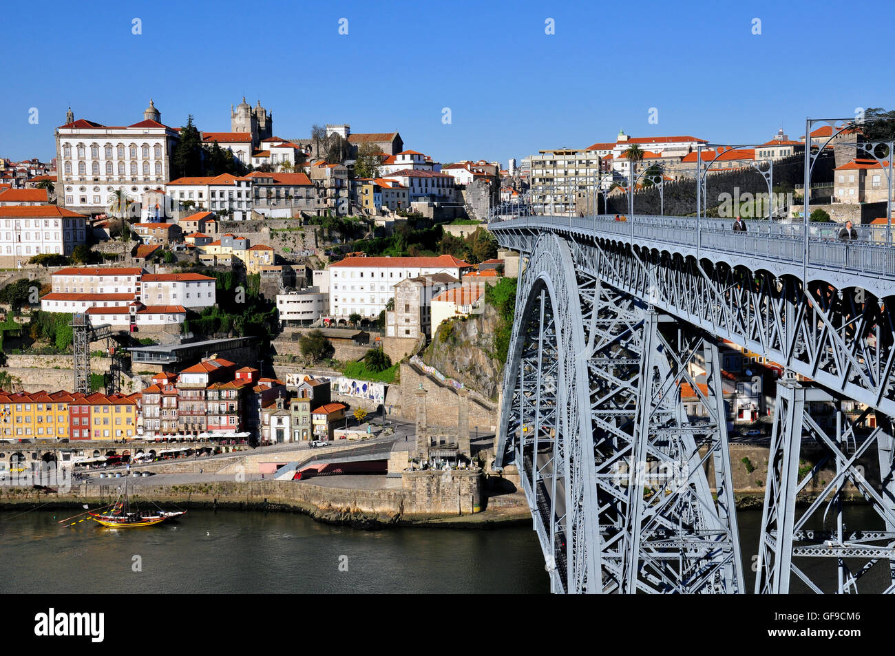 Porto-Skyline und die Brücke von Dom Luis, Portugal. Stockfoto