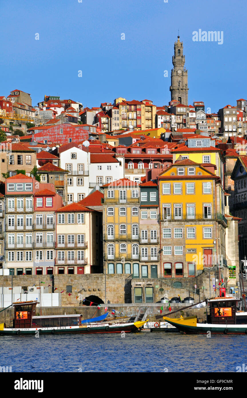 PORTO, PORTUGAL - 26 NOVEMBER: Altstadt Blick von Porto und Douro-Fluss am 26. November 2012. Porto ist die zweitgrößte Stockfoto