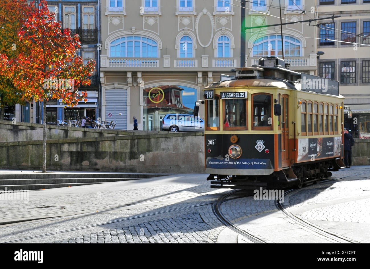 PORTO, PORTUGAL - NOVEMBER 26: Retro-Straßenbahn Nr. 18 geht von der Straße der historischen Stadtzentrum von Porto am 26. November 2013. Porto ist Stockfoto