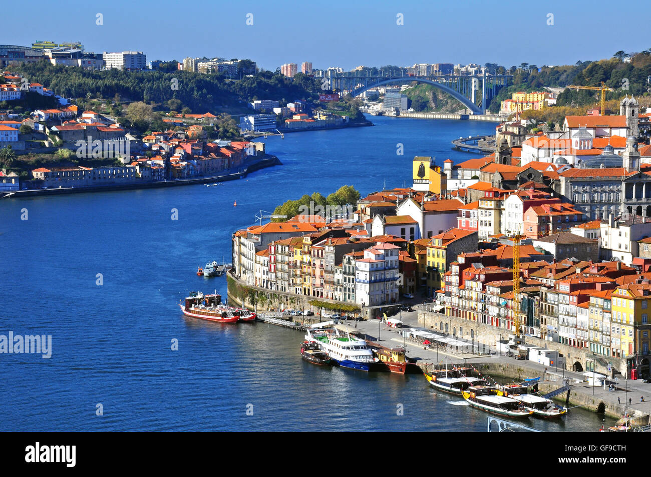 PORTO, PORTUGAL - 27 NOVEMBER: Panoramablick auf Porto Stadtzentrum am 27. November 2013. Porto ist eine der ältesten europäischen cen Stockfoto