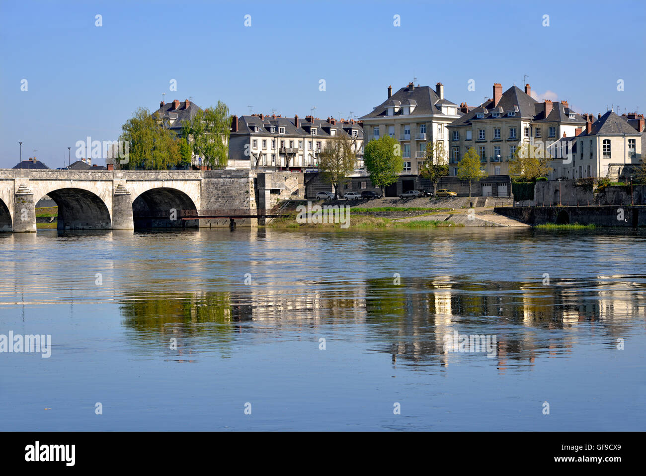 Loire und Cessart Brücke bei Saumur, Gemeinde im Département Maine-et-Loire, Region Pays De La Loire in Westfrankreich. Stockfoto
