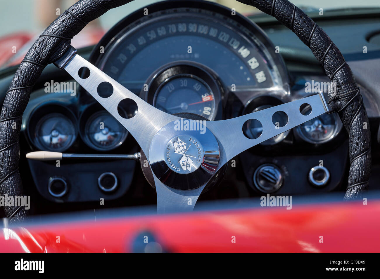 1957 Chevrolet Corvette Lenkrad und Tacho wählen. Stockfoto