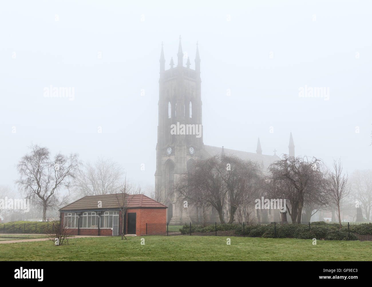 Kirche bedeckt im Morgennebel in der Nähe von Manchester, England. Stockfoto