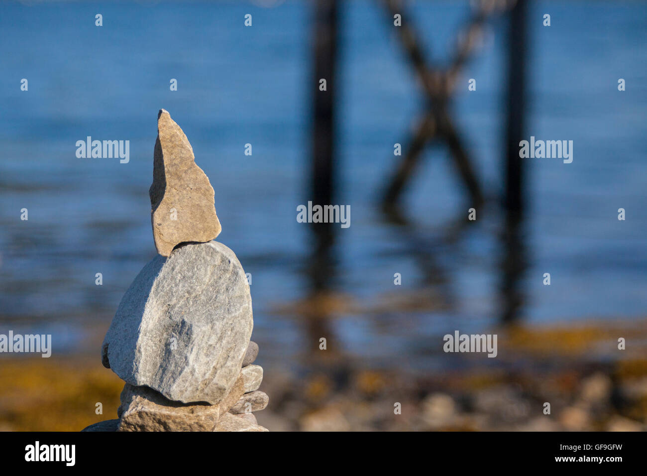 Türme aus Steinen am Strand Uloya, Norwegen, Skandinavien, Europa gebaut. Stockfoto