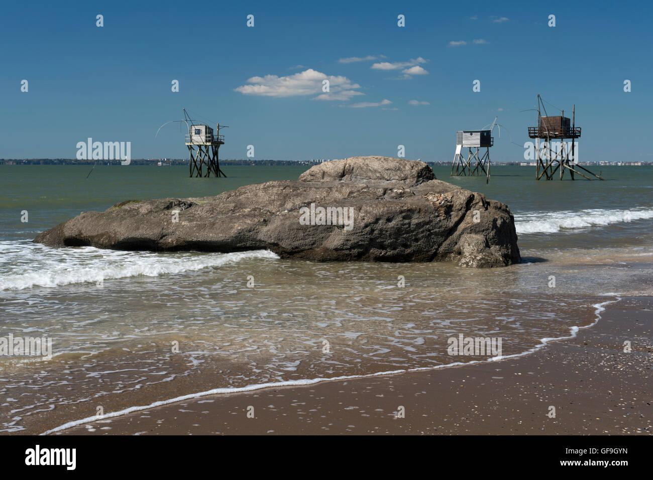 Traditionelle Carrelet Fischerhütten an der Atlantikküste in der Nähe von St-Michel-Chef-Chef Blick in Richtung Norden, Saint-Nazaire, Frankreich Stockfoto