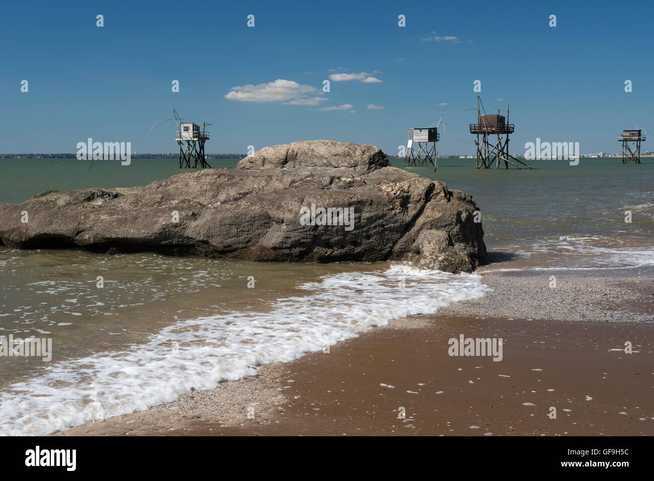 Traditionelle Carrelet Fischerhütten an der Atlantikküste in der Nähe von St-Michel-Chef-Chef Blick in Richtung Norden, Saint-Nazaire, Frankreich Stockfoto