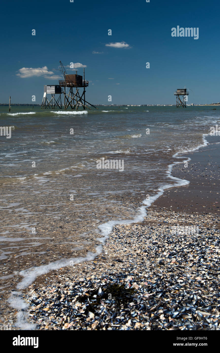 Traditionelle Carrelet Fischerhütten an der Atlantikküste in der Nähe von St-Michel-Chef-Chef Blick in Richtung Norden, Saint-Nazaire, Frankreich Stockfoto