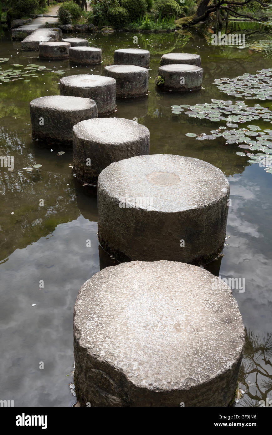 Trittsteine im Teich im Garten des Heian Jingu Schrein, Kyoto, Japan