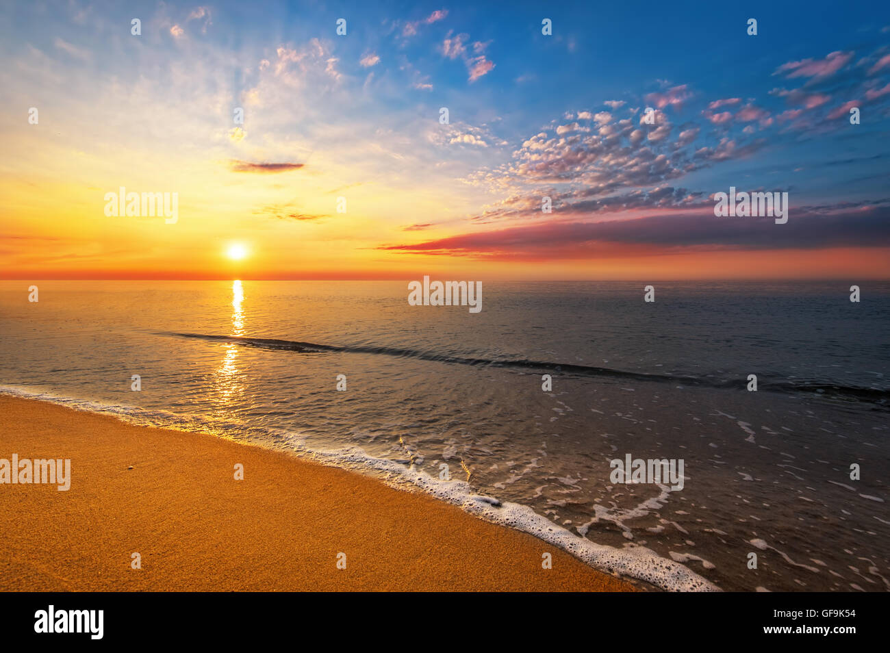 Brillante Ozean Strand Sonnenaufgang. Stockfoto