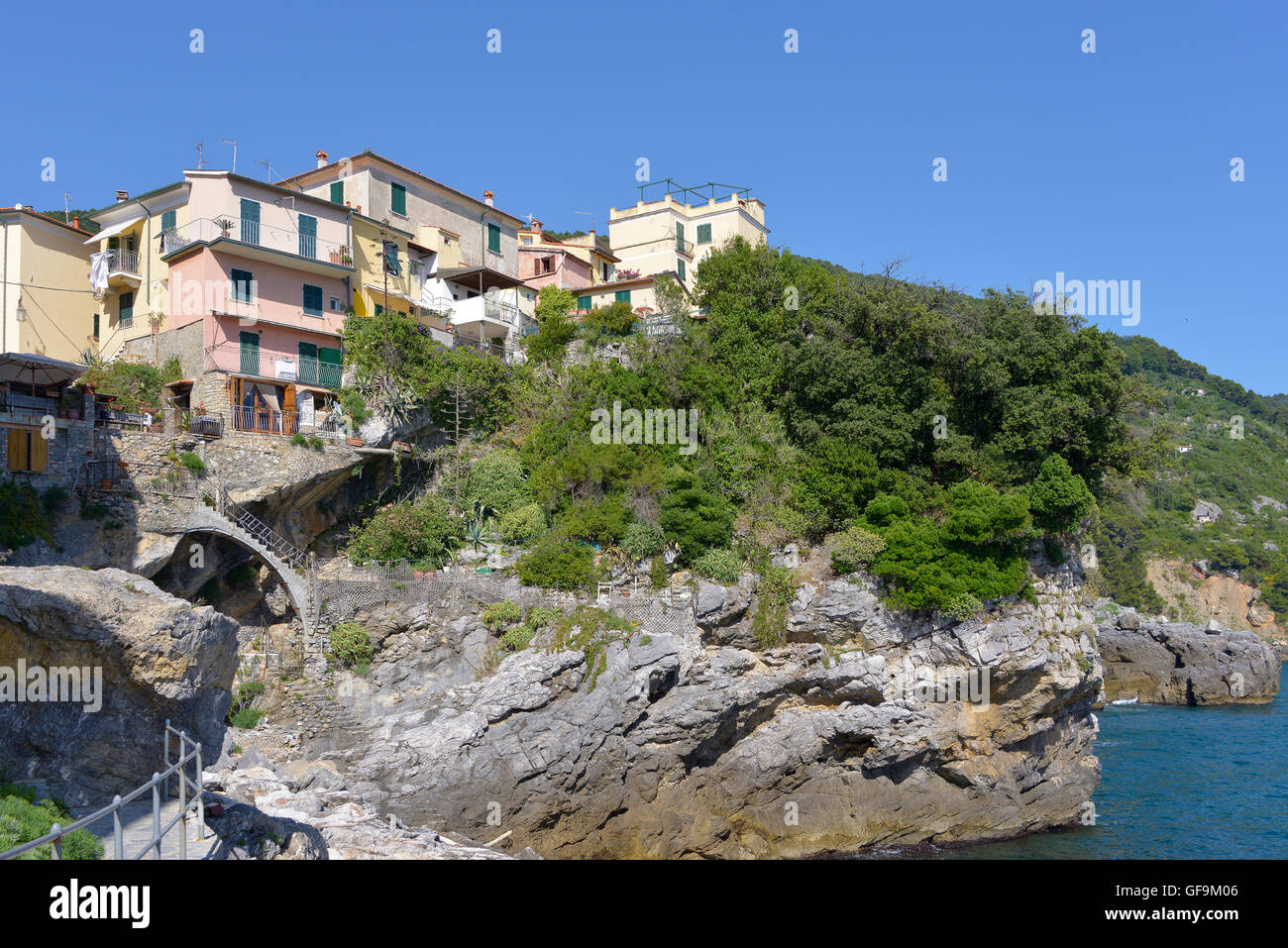 Tellaro ist ein kleines Fischerdorf, thront auf einem Felsen an der Ostküste des Golf von La Spezia in Ligurien, Norditalien. Stockfoto