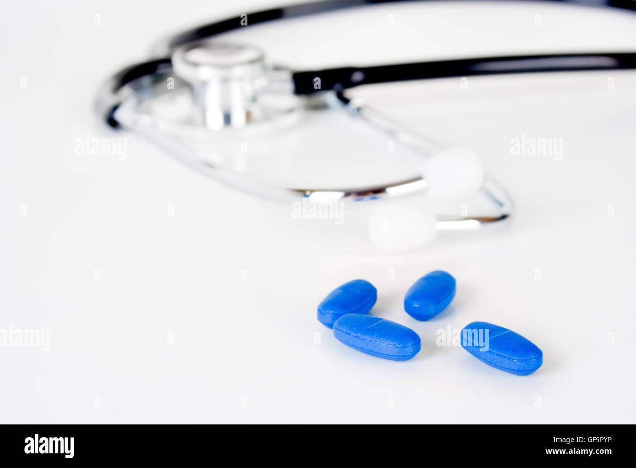 Stethoskop und Pillen auf weißem Hintergrund Stockfoto