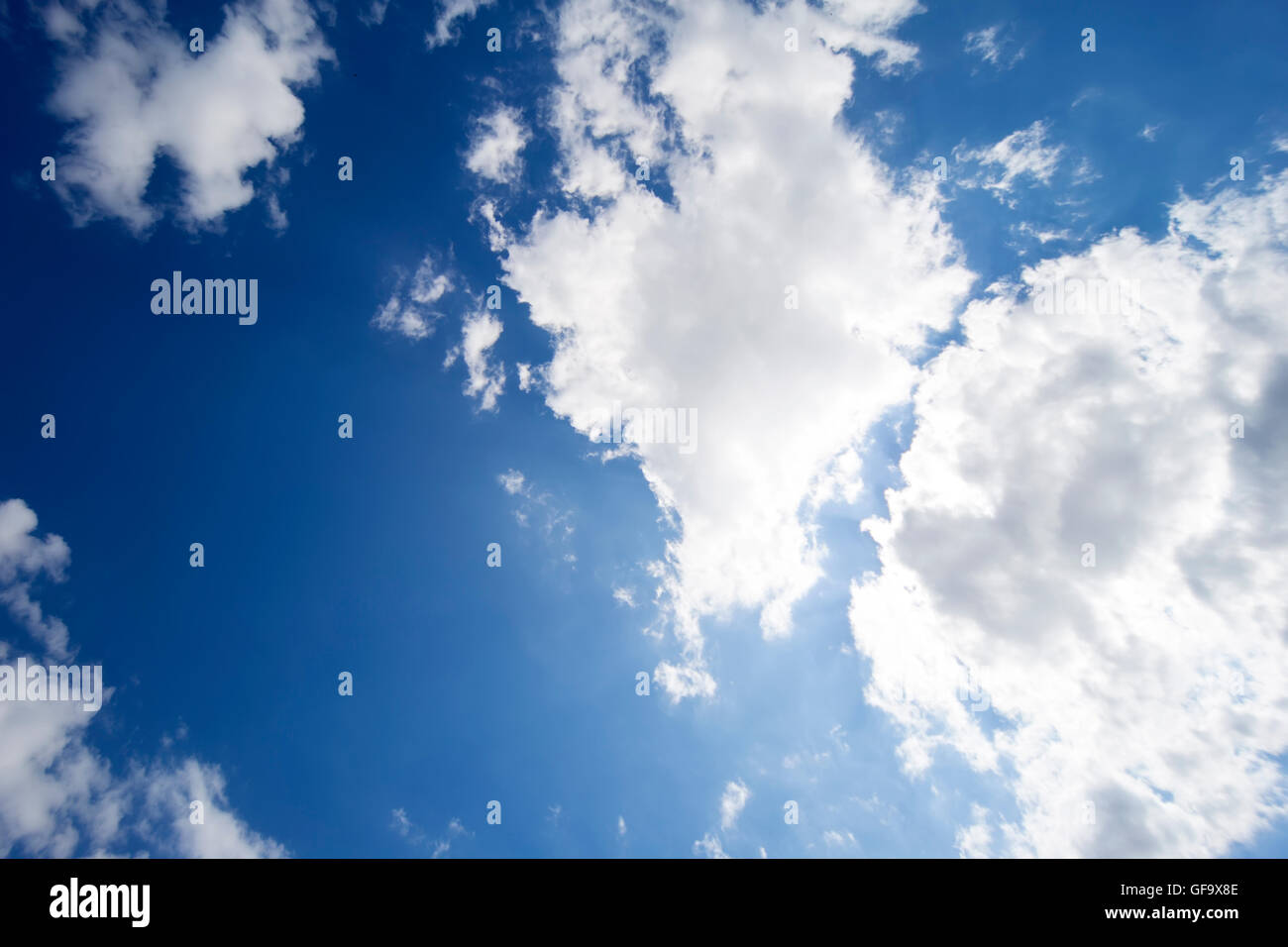 Weiße Wolken am blauen Sommerhimmel Stockfoto